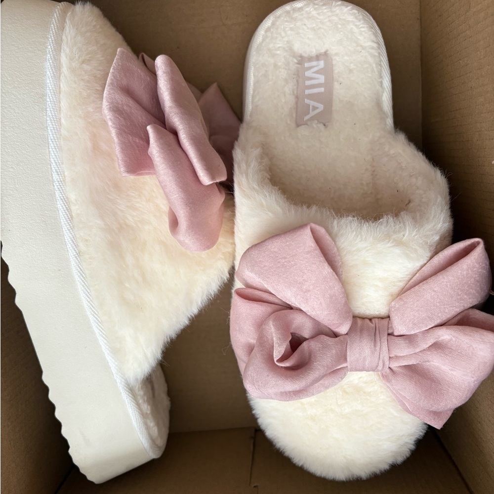 MIA Fuzzy Slippers with Pink Bow